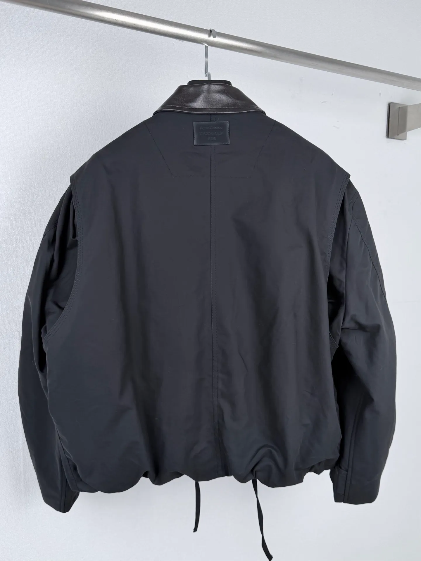 Acne Studios 25FW leather logo twill jacket Authentic 9500 purchased and developed, 100% fine cotton high-density plain woven fabric, cotton twill woven lining, quilted washed cotton, Meili PU leather, template embroidery, fabric enzyme washing, customized 1:1 leather tag, customized 1:1 buttons, customized 1:1 zipper, customized 1:1 rope, customized 1:1 trademark, loose version Size: 42 44 46 48